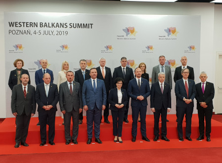 Ministri stojijo pred panojem konference