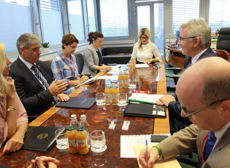Obe delegaciji sedita za mizo v ministrovi pisarni.