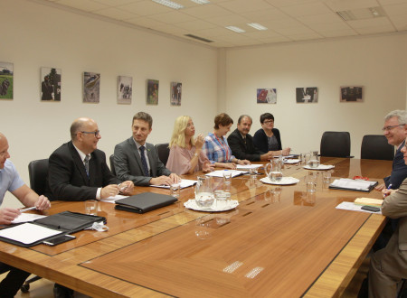 Slovenska delegacija sedi za sejno mizo.
