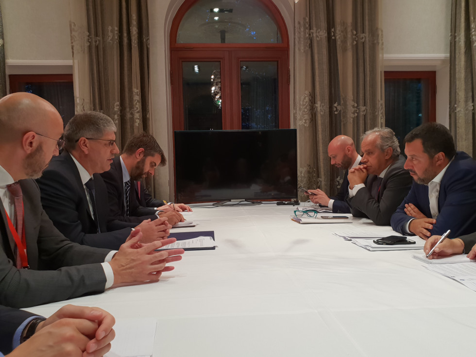 Minister Boštjan Poklukar in njegov italijanski kolega Matteo Salvini s sodelavci sedita za mizo