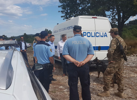 Ogled mobilne policijske postaje pred mejnim prehodomNovokračine