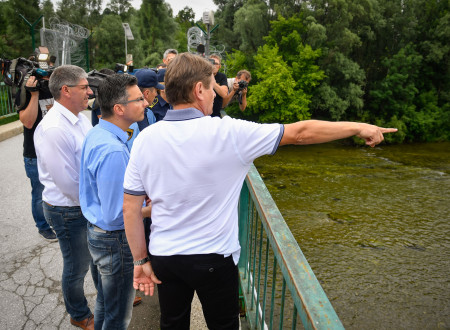 Minister za notranje zadeve, predsednik vlade in policisti stojijo na mostu čez Kolpo.