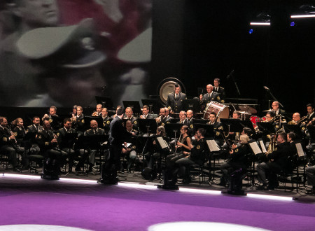 Policijski orkester med igranjem