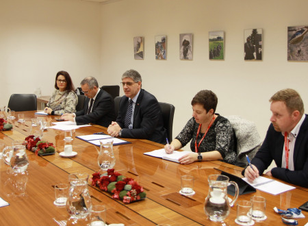 Minister za notranje zadeve in predstavniki drugih resorjev sedijo za mizo