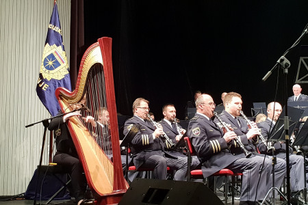 Policijski orkester igra skladbo