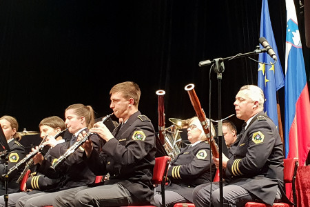 Policijski orkester igra skladbo