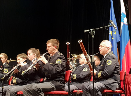 Policijski orkester igra skladbo