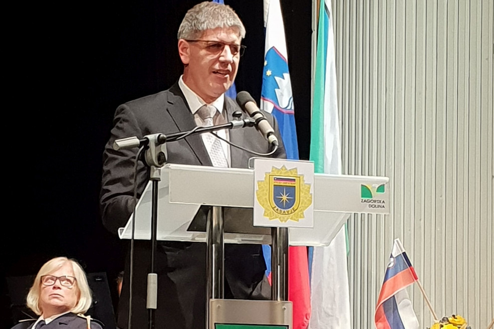 Minister Poklukar za govornico govori udeležencem