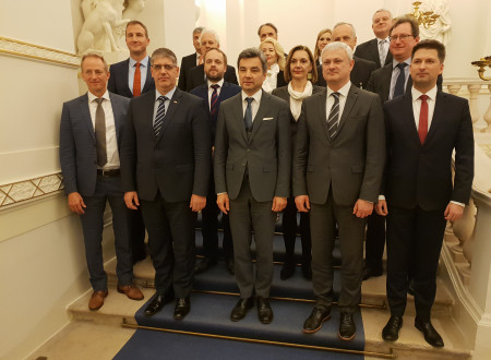 Skupinska fotografija predstavnikov držav članic Salzburškega foruma in evropskih institucij