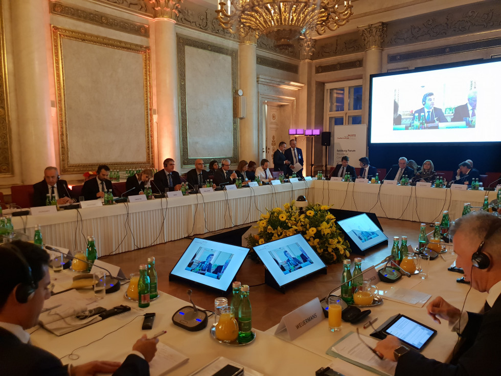 Ministri držav članic Salzburškega foruma sedijo za omizjem