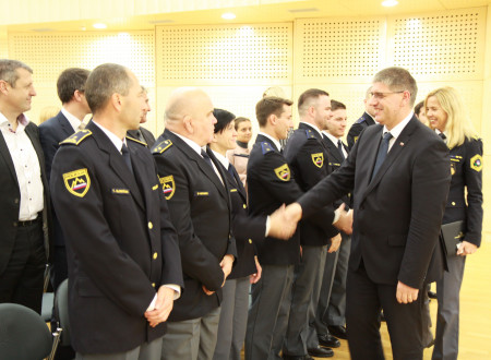 Minister Poklukar in generalna direktorica policije Bobnarjeva se rokujeta z vrhunskimi poletnimi športniki, zaposlenimi v Policiji