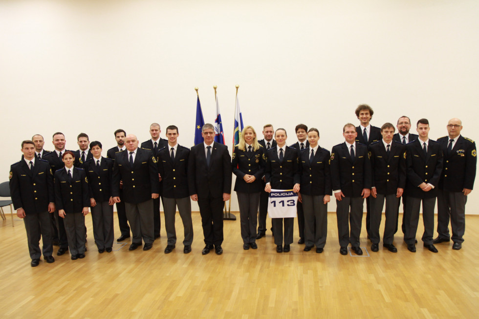 Na skupinski fotografiji stojijo minister Poklukar, generalna direktorica policije Bobnar in poletni vrhunski športniki, zaposleni v Policiji 