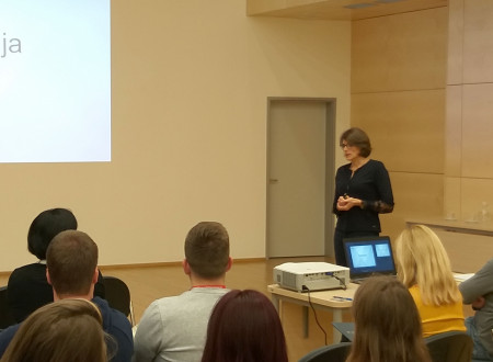 Državna sekretarka Melita Šinkovec med predavanjem