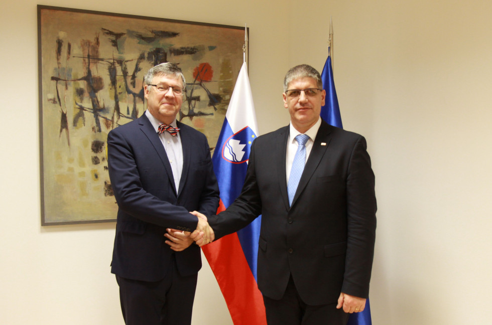 Minister Poklukar in češki veleposlanik v Sloveniji Juraj Chmiel se rokujeta