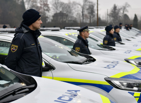 Policisti stojijo ob novih vozilih