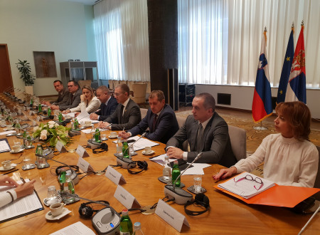 Predstavniki Srbije govorijo za mizo