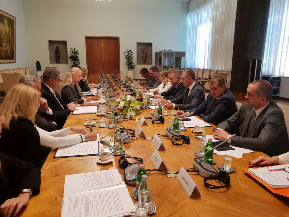 Slovenska in srbska delegacija v pogovoru za mizo