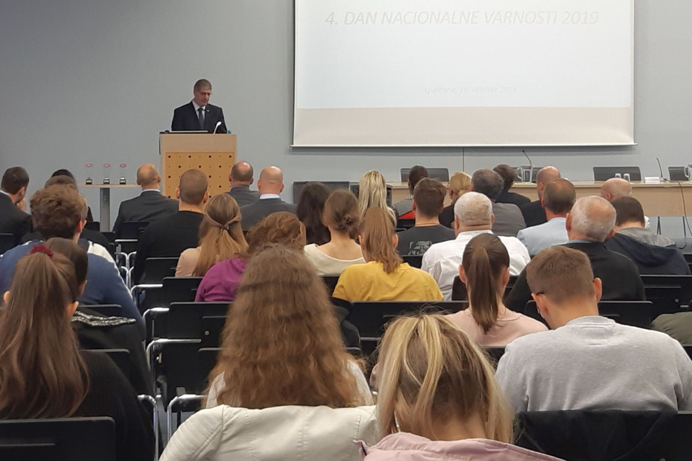 Minister Poklukar za govornico govori udeležencem