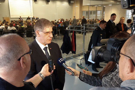 Minister Poklukar daje izjavo za javnost