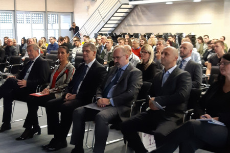 Udeleženci in gosti sedijo