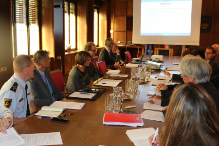 Državna sekretarka Melita Šinkovec in predstavniki Evropske komisije in agencije EU-Lisa gledajo predstavitev