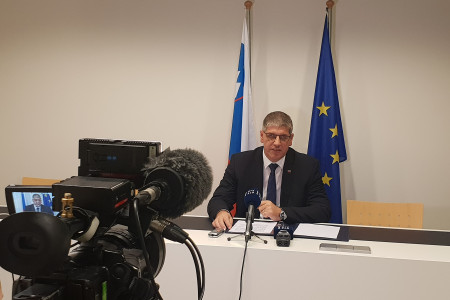 Minister Poklukar za mizo daje izjavo za javnost