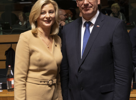 Minister Poklukar in litvanska ministrica stojita