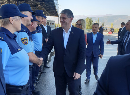 Minister Boštjan Poklukar in generalna direktorica policije Tatjana Bobnar pozdravljata policiste