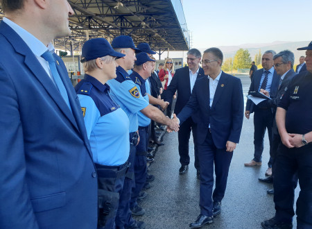 Srbski notranji minister Nebojša Stefanović pozdravlja policiste