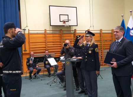 Policist salutira generalni direktorici policije Bobnarjevi