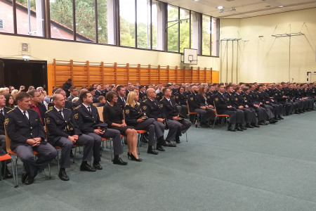 Gostje in prejemniki diplom višješolskega programa Policist sedijo