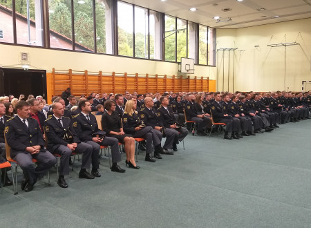 Gostje in prejemniki diplom višješolskega programa Policist sedijo