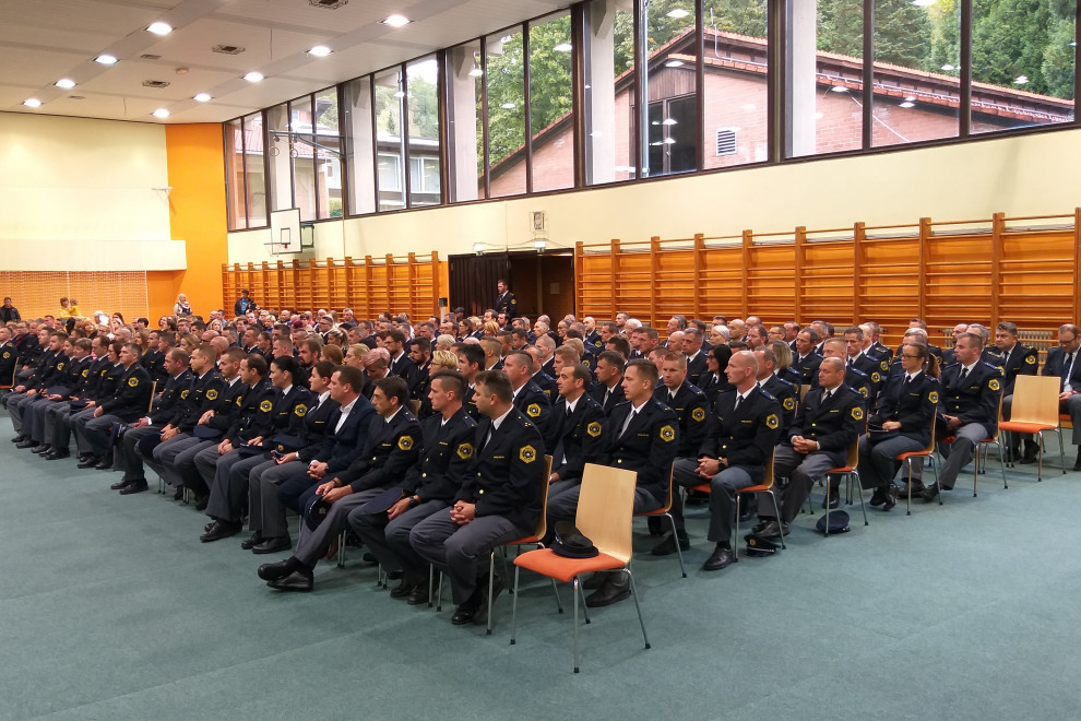 Prejemniki diplom višješolskega programa Policist sedijo na dogodku
