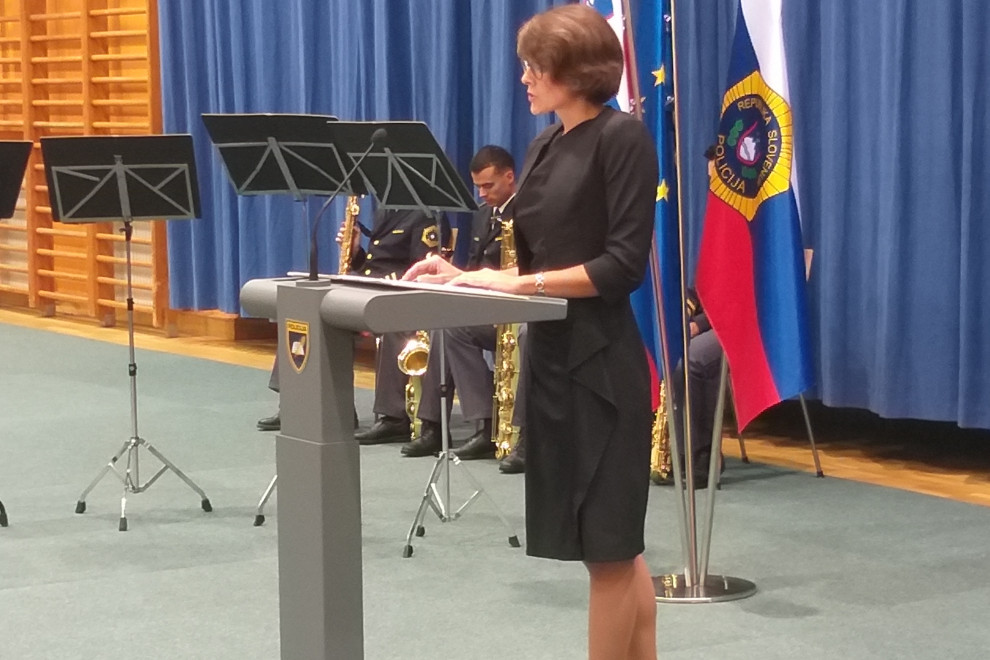 Državna sekretarka Melita Šinkovec v nagovoru prejemnikov diplom višješolskega programa Policist