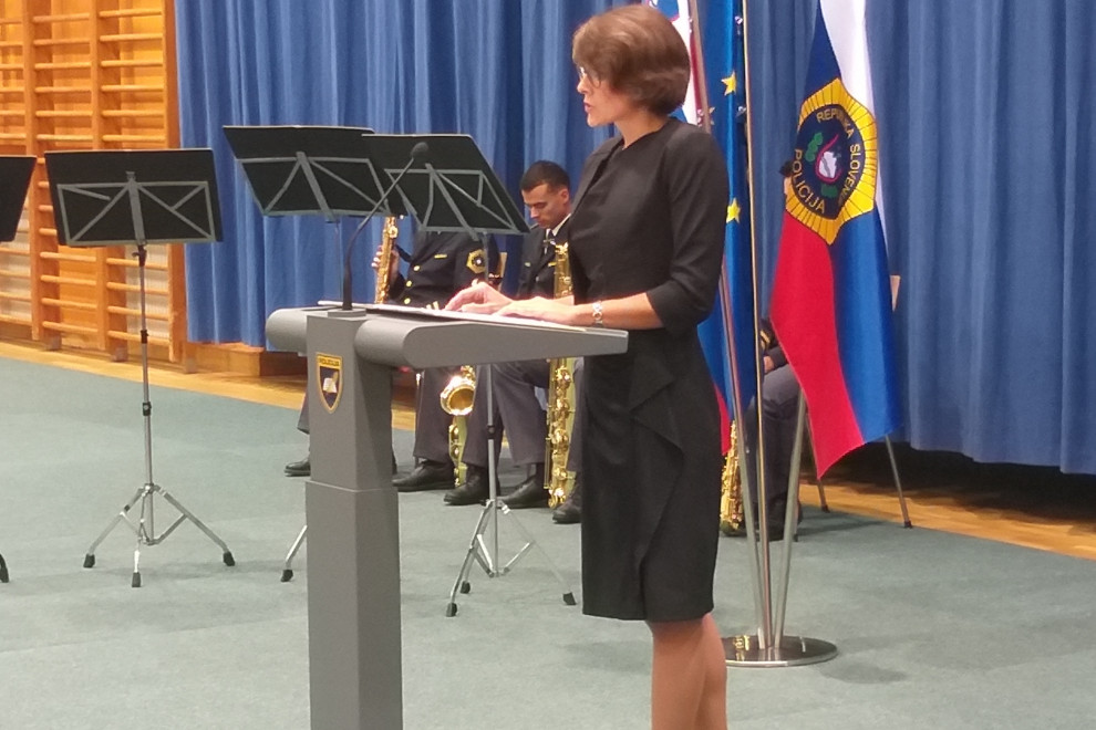 Državna sekretarka Melita Šinkovec v nagovoru prejemnikov diplom višješolskega programa Policist