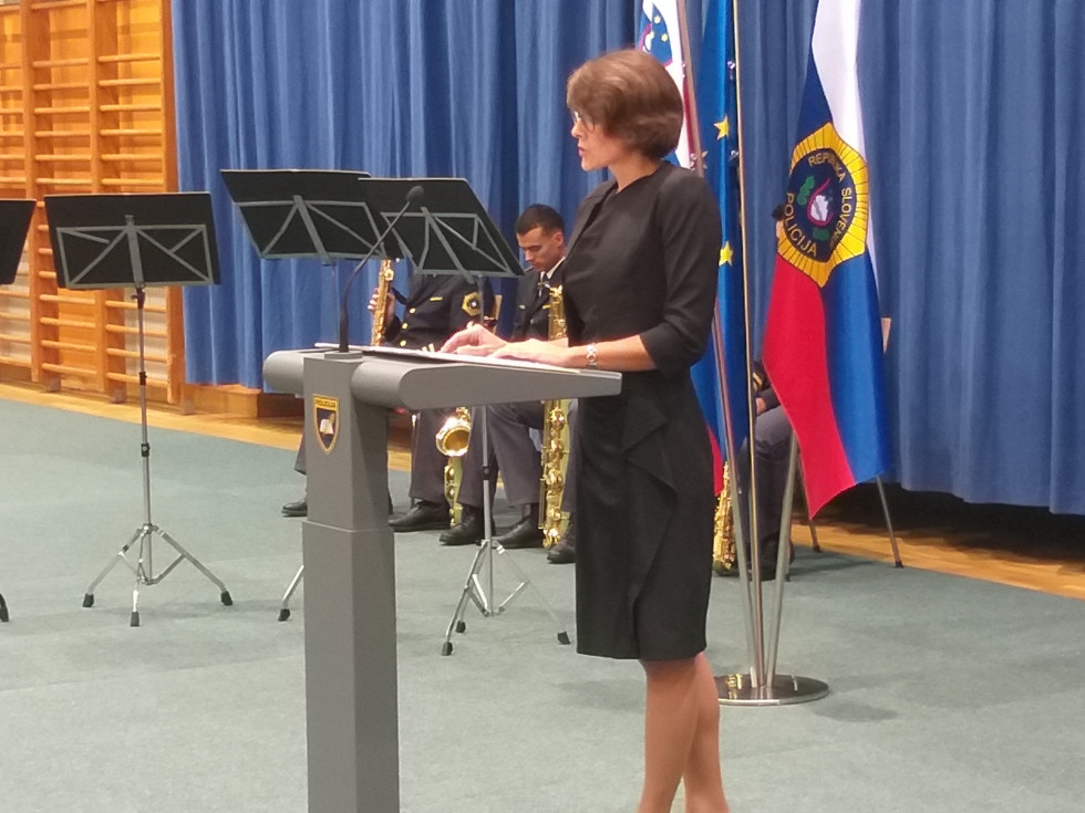 Državna sekretarka Melita Šinkovec v nagovoru prejemnikov diplom višješolskega programa Policist