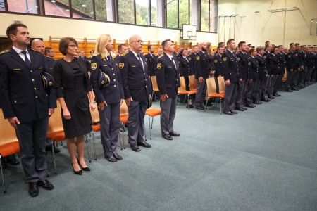 Gostje in prejemniki diplom višješolskega programa Policist stojijo