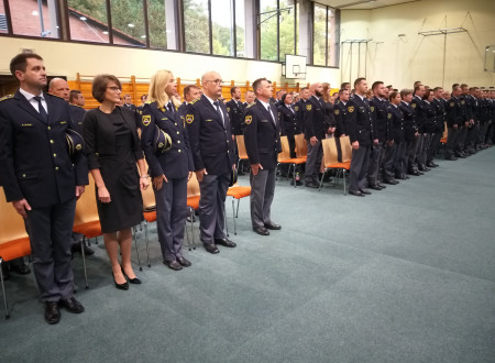 Gostje in prejemniki diplom višješolskega programa Policist stojijo