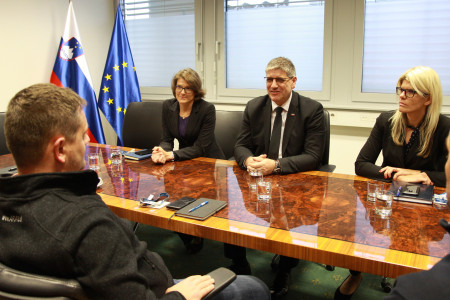 Za mizo se pogovarjajo minister Poklukar, državna sekretarka Šinkovčeva, vodja kabineta Hvala Ivančič z predsednikom Policijskega sindikata Slovenije Rokom Cvetkom
