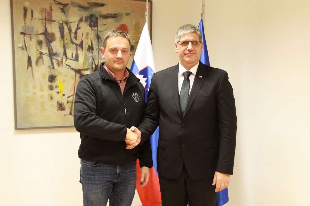 Minister Poklukar in predsednik Policijskega sindikata Slovenije Rok Cvetko se rokujeta