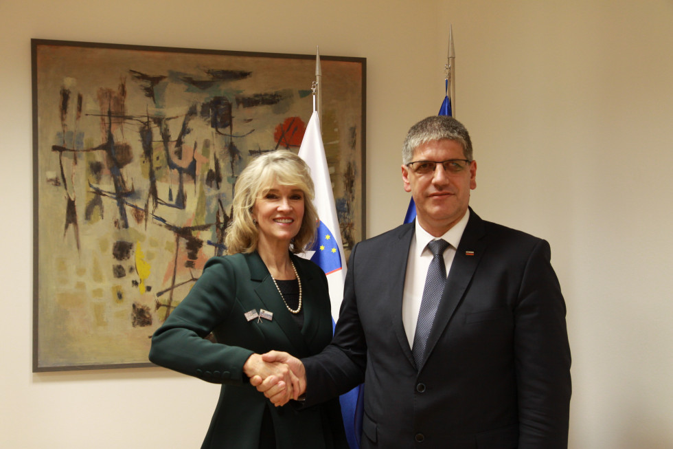 Minister Poklukar se rokuje z veleposlanico ZDA v Republiki Sloveniji Lyndo C. Blanchard