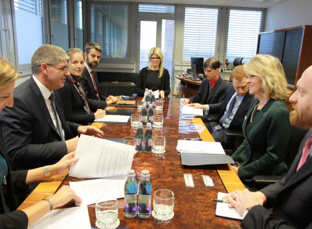 Vodstvo ministrstva na sestanku s predstavniki Veleposlaništva Združenih držav Amerike v Sloveniji 