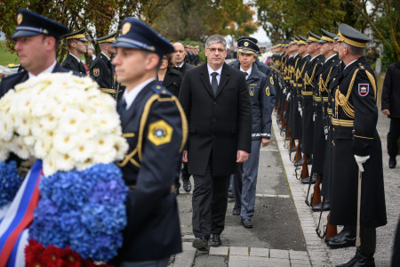 Minister Poklukar hodi za vencem