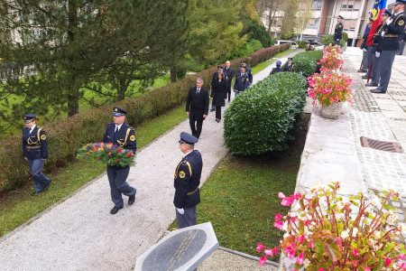 Delegacija ministrstva in policije hodi proti spominskima obeležjema v Parku spomina v Tacnu v Ljubljani