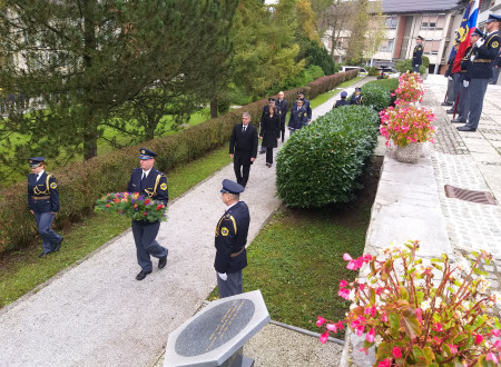 Delegacija ministrstva in policije hodi proti spominskima obeležjema v Parku spomina v Tacnu v Ljubljani