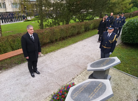 Minister Poklukar se pred spominskim obeležjem v Tacnu pokloni umrlim policistom
