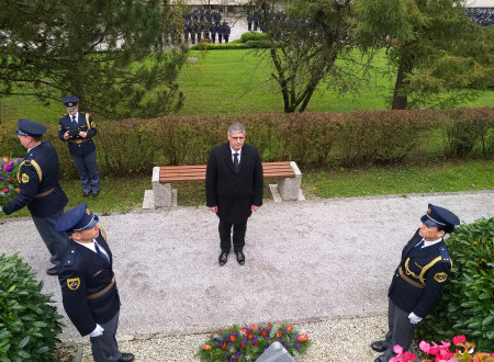 Minister Poklukar se pred spominskim obeležjem v Tacnu pokloni umrlim policistom