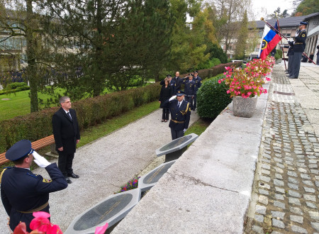 Minister Poklukar ter vodstvo ministrstva in policije se pred spominskim obeležjem v Tacnu poklonijo umrlim policistom