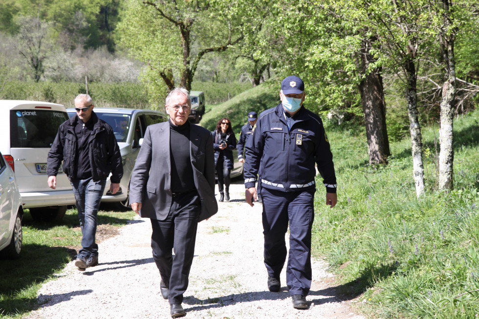 Minister Hojs in v.d. generalnega direktorja policije Travner na ogledu terena