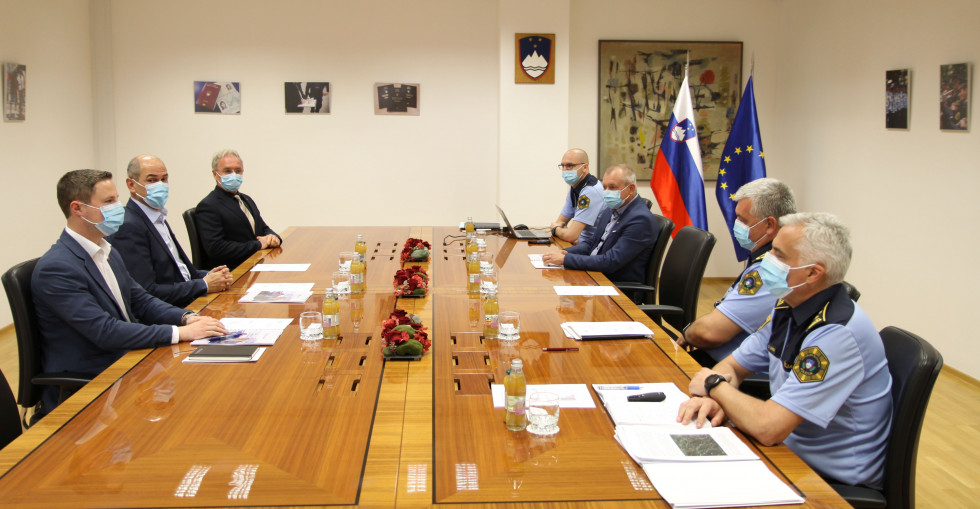 Sestanek vodstva MNZ in Policije s predsednikom vlade, vsi sedijo za sejno mizo